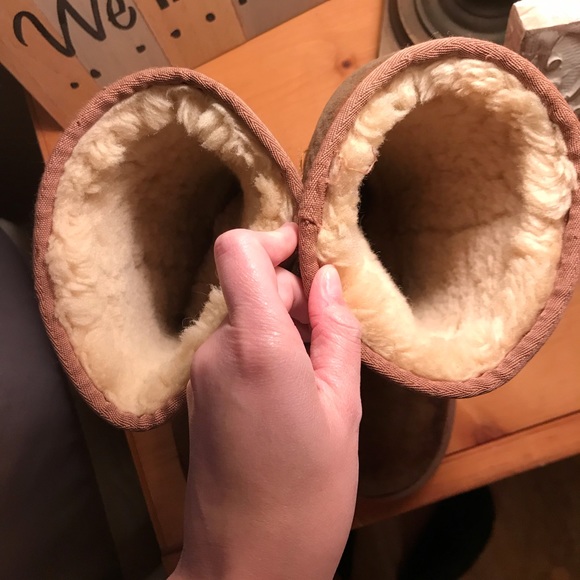 Used UGGS - Picture 2 of 4